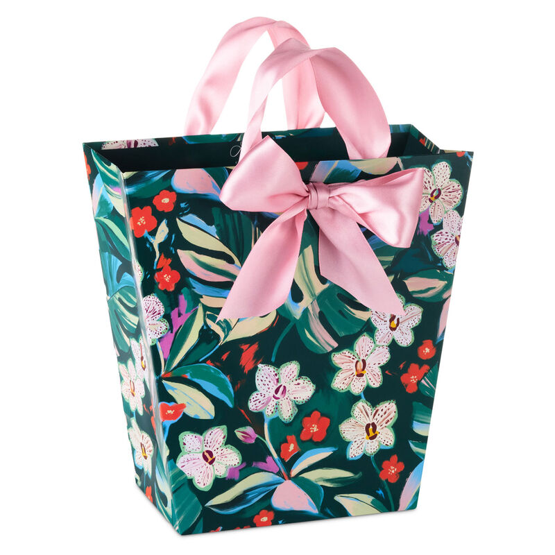 BasketShaped-Medium-Floral-Gift-Bag_3EGB7950_01