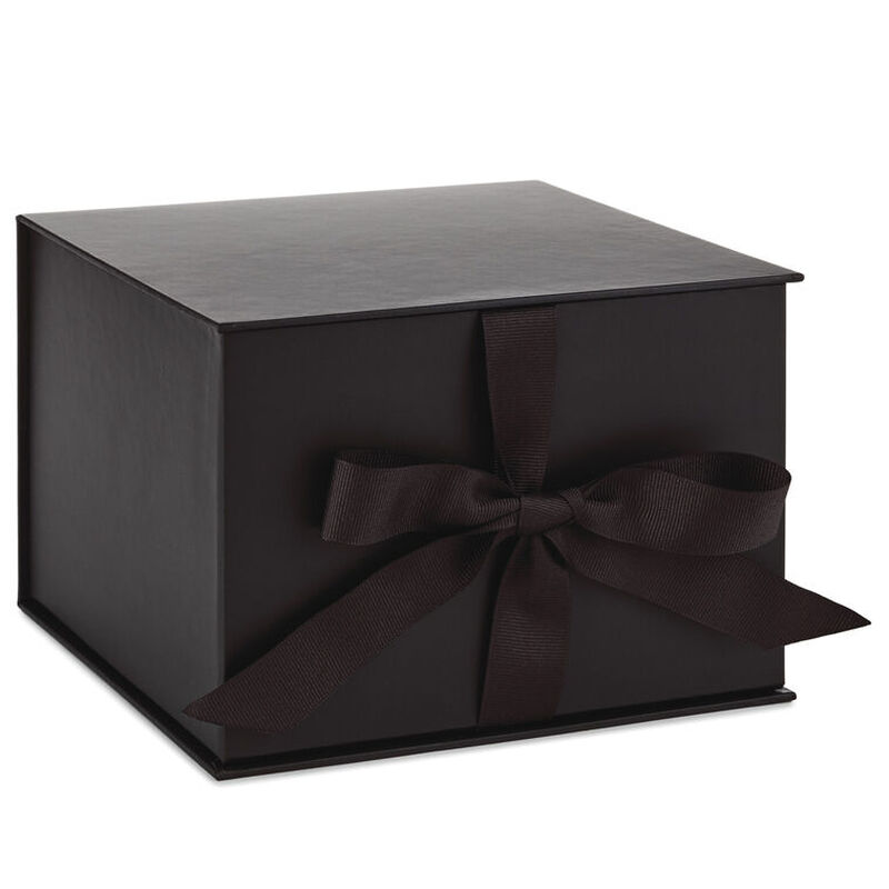Black-Large-Gift-Box-With-Shredded-Paper_5EBC1831_01