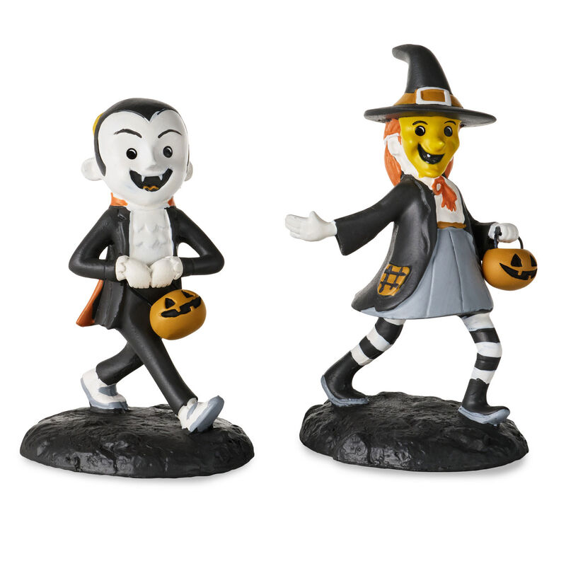Halloween-Village-Vampire-and-Witch-Decorations_1HGN5347_01
