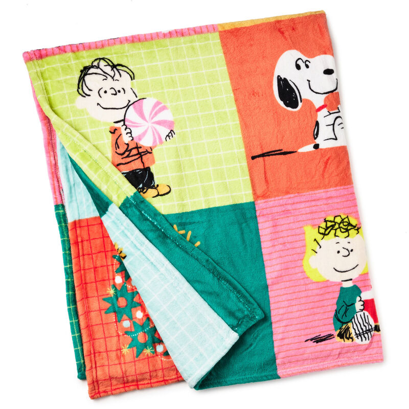 Peanuts-Christmas-Patchwork-Blanket_1XKT9026_01