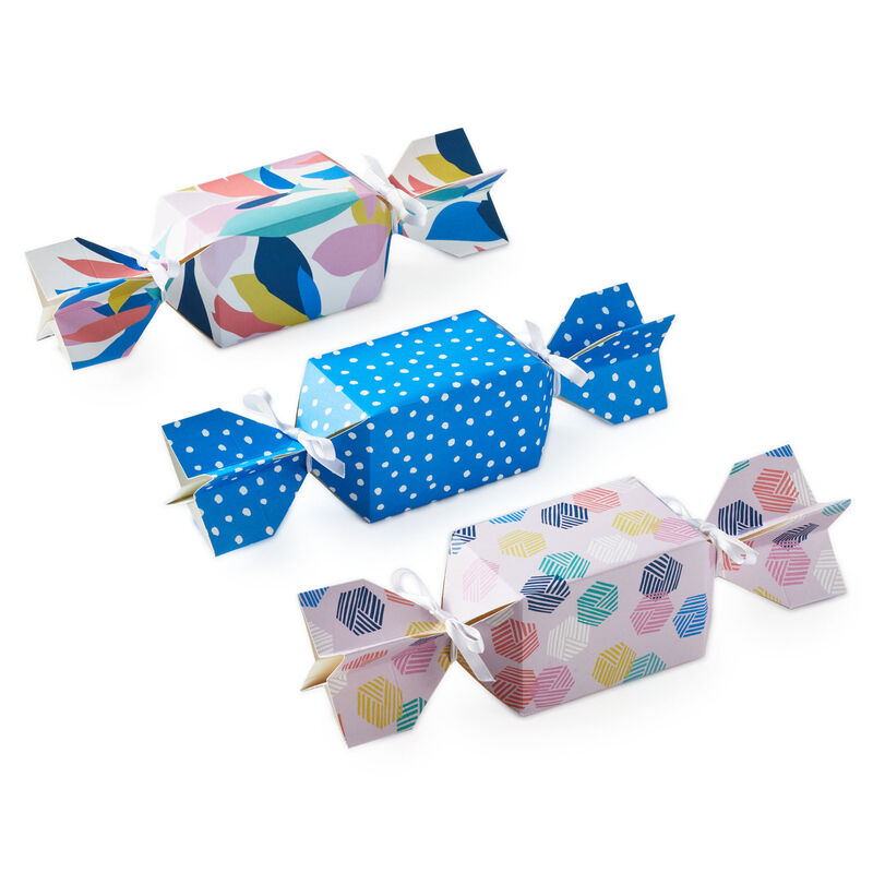 Pink-and-Blue-CandyShaped-Party-Favor-Boxes_699EBC1891_01
