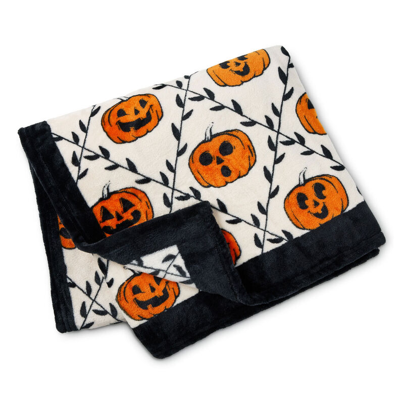 Pumpkins-and-Vines-Diamond-Pattern-Plush-Blanket_1HGN5349_01