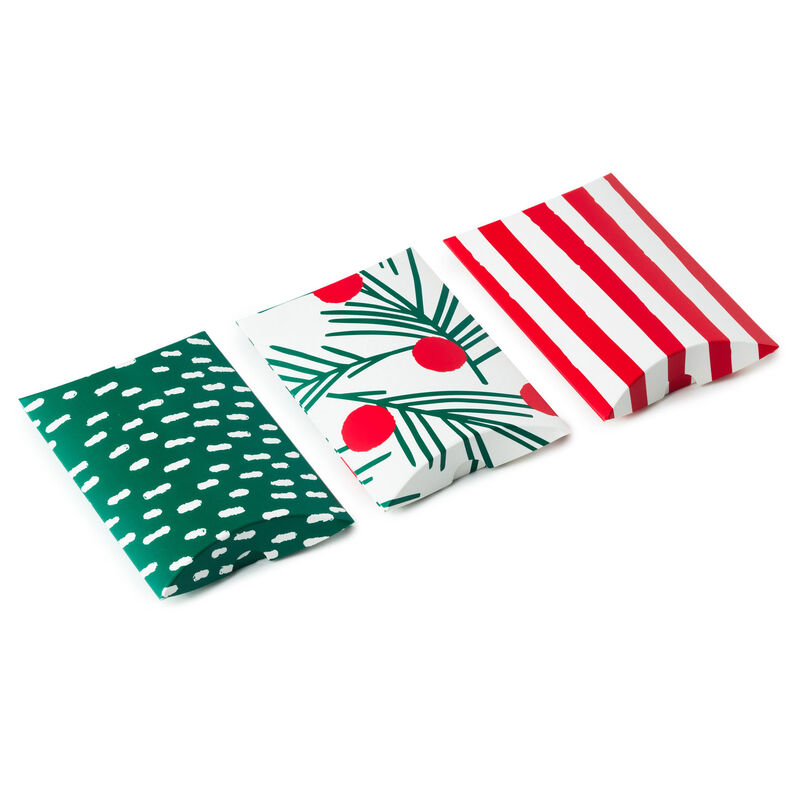 Red-Stripes-Snow-on-Green-Holiday-Gift-Card-Holders_1BCM2907_01