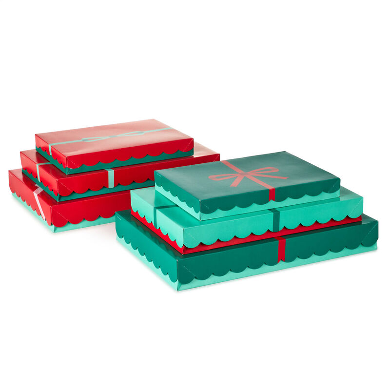 Scalloped-Red-and-Green-with-Bows-Holiday-Gift-Boxes_1XBC2232_01