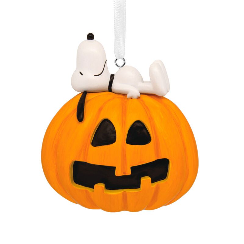 Snoopy-on-JackoLantern-Halloween-Ornament_3HCM5453_01