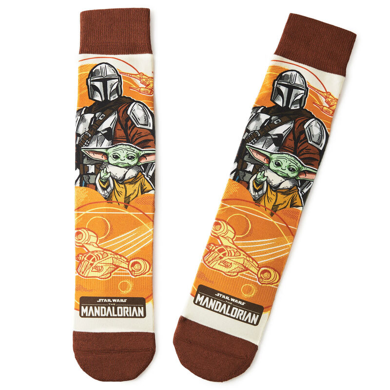Star-Wars-The-Mandalorian-Mando-and-Grogu-Crew-Socks_1SHP2176_01